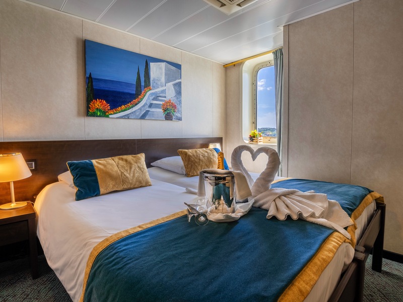 Boarding Deck 2 Adjustable Twin Beds Cat A